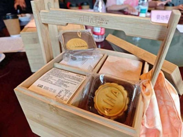 新巧牛 号称高档月饼暗藏“塑料片”？一男子自导自演敲诈酒店被刑拘